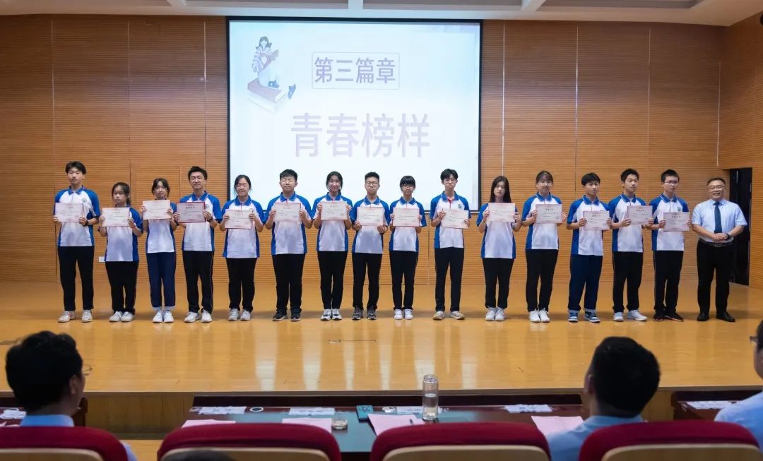 青春仪式展青春风采追青春梦想,挥洒汗水激扬青春放飞梦想