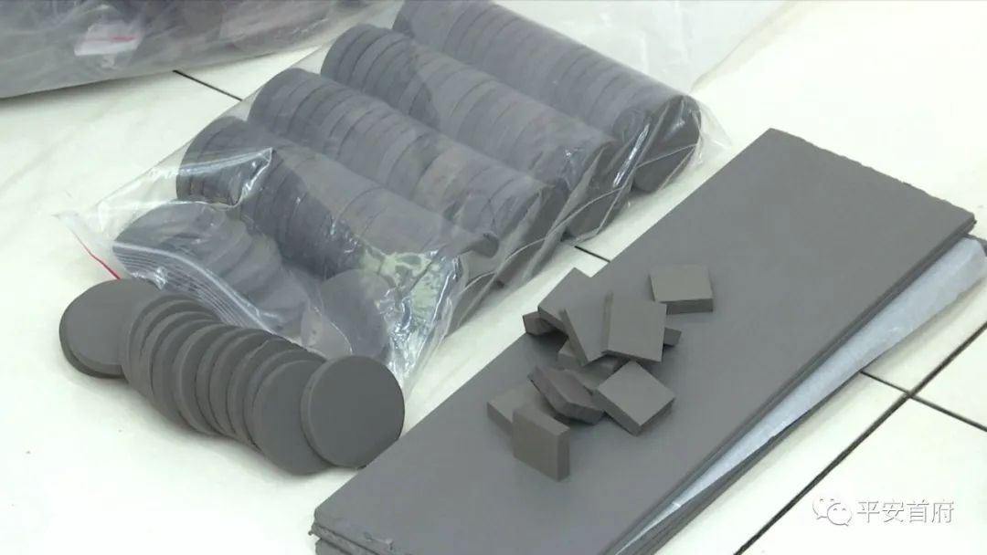 “家族式”制贩*证假**假章伪造的国家机关及企业事业单位印章三百余枚一家人全被抓