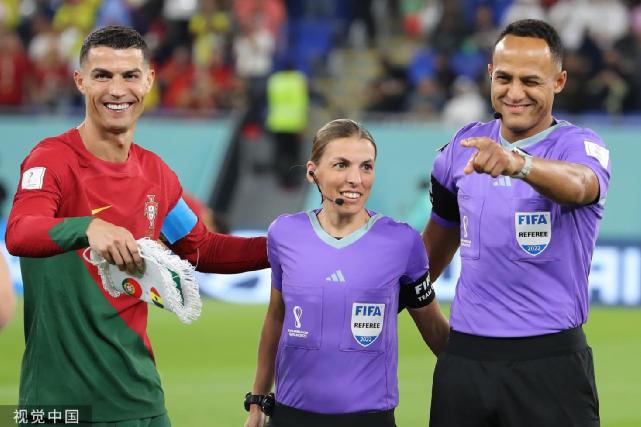 女裁判爬上球台,女裁判世界杯