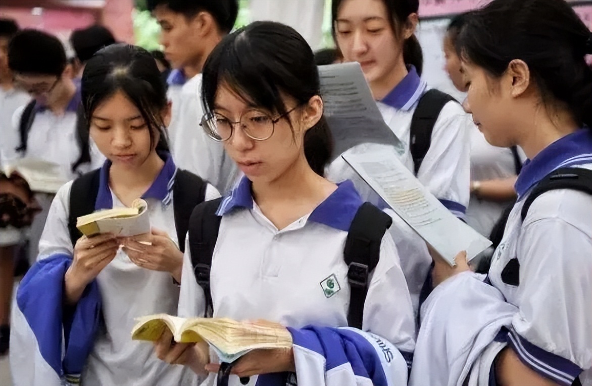 考生估分710实际才702分，崩溃大哭被质疑凡尔赛，网友一句话化解