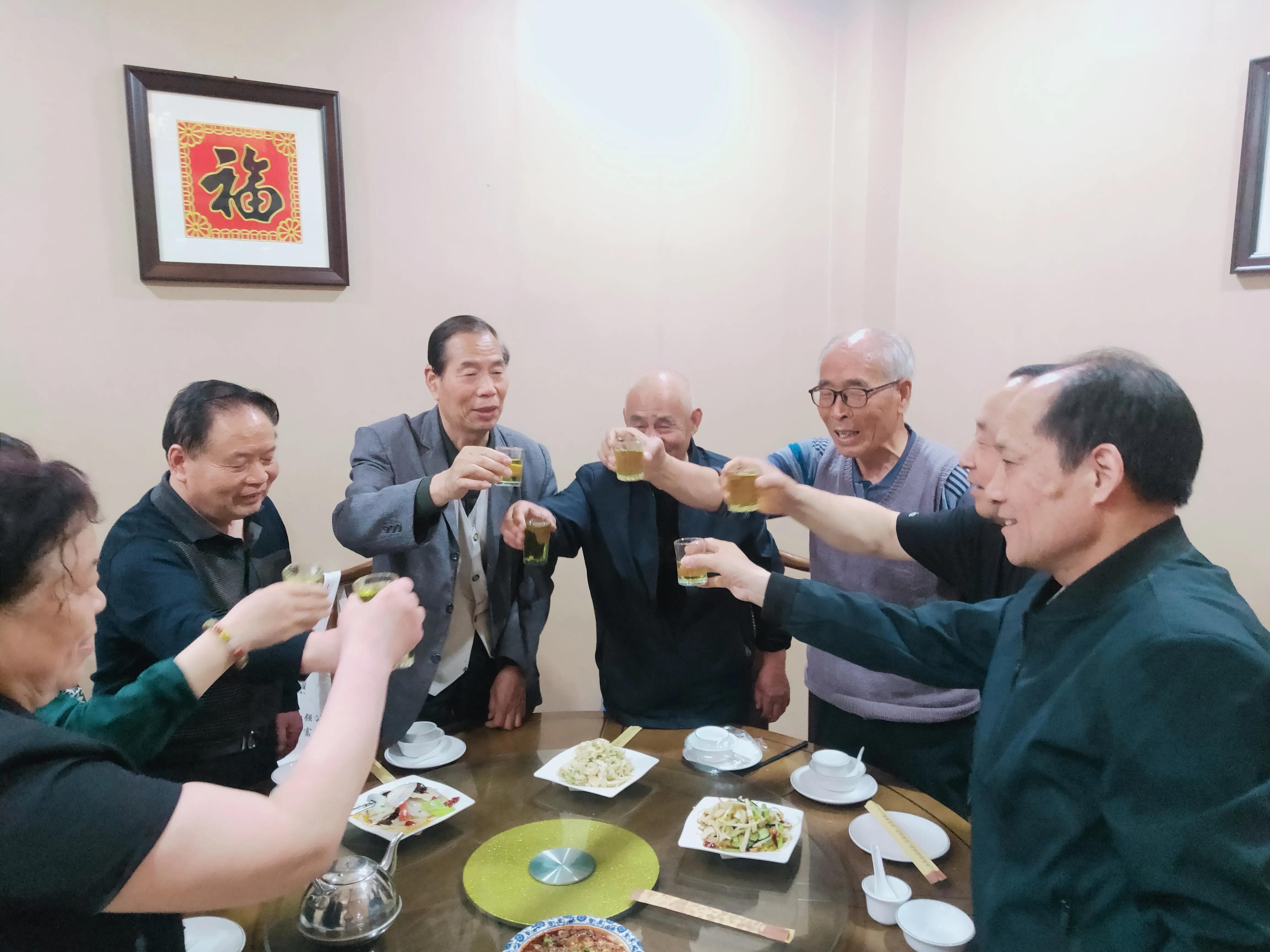 风吹花满蹊，雨细杏暖香