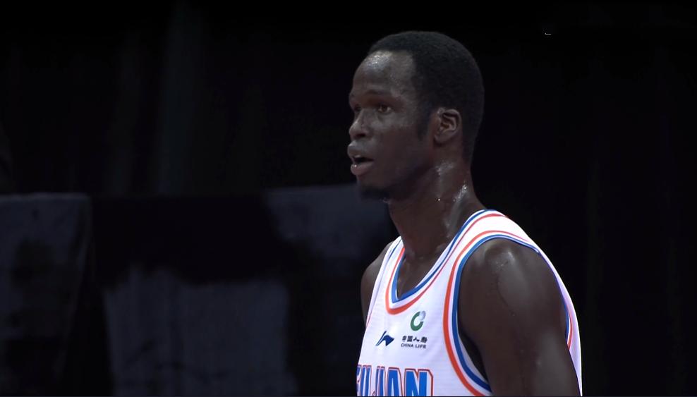 福建男篮大胜北京终结12连败,末节崩盘残阵辽篮遭广东双杀