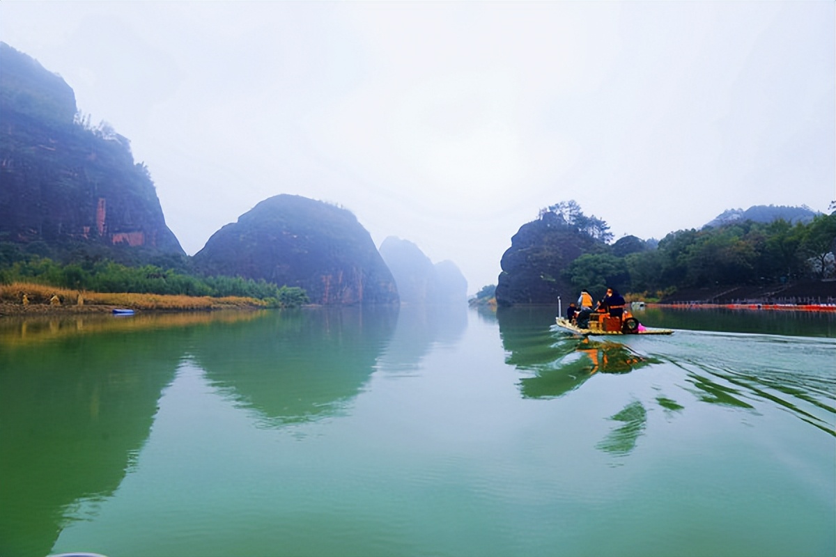 问道龙虎山，观“天下三绝”，“道教第一山”碧水丹霞入画来