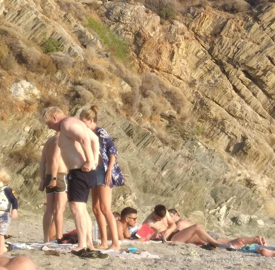 英首相鲍里斯和老婆海边放飞自我！光膀子秀肌肉，夫人少女感十足