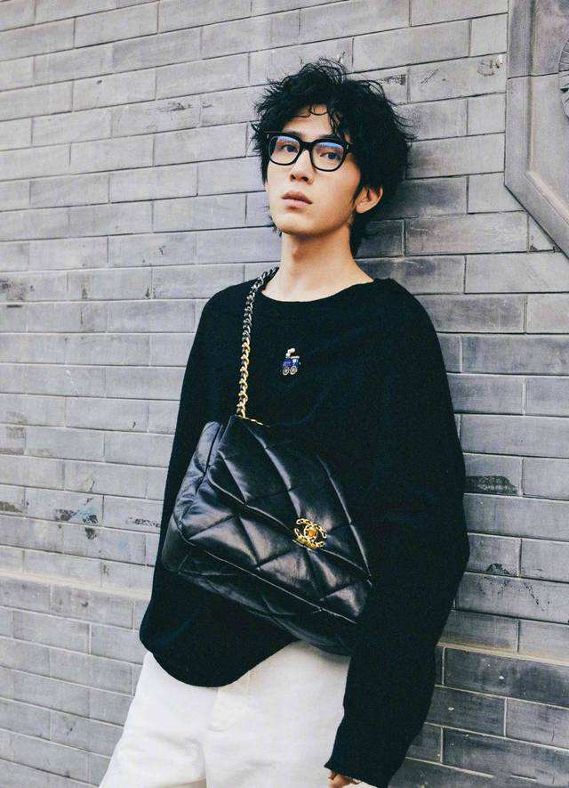 同是“男背女包”，井柏然、朱正廷、陈伟霆，你最喜欢谁的搭配？