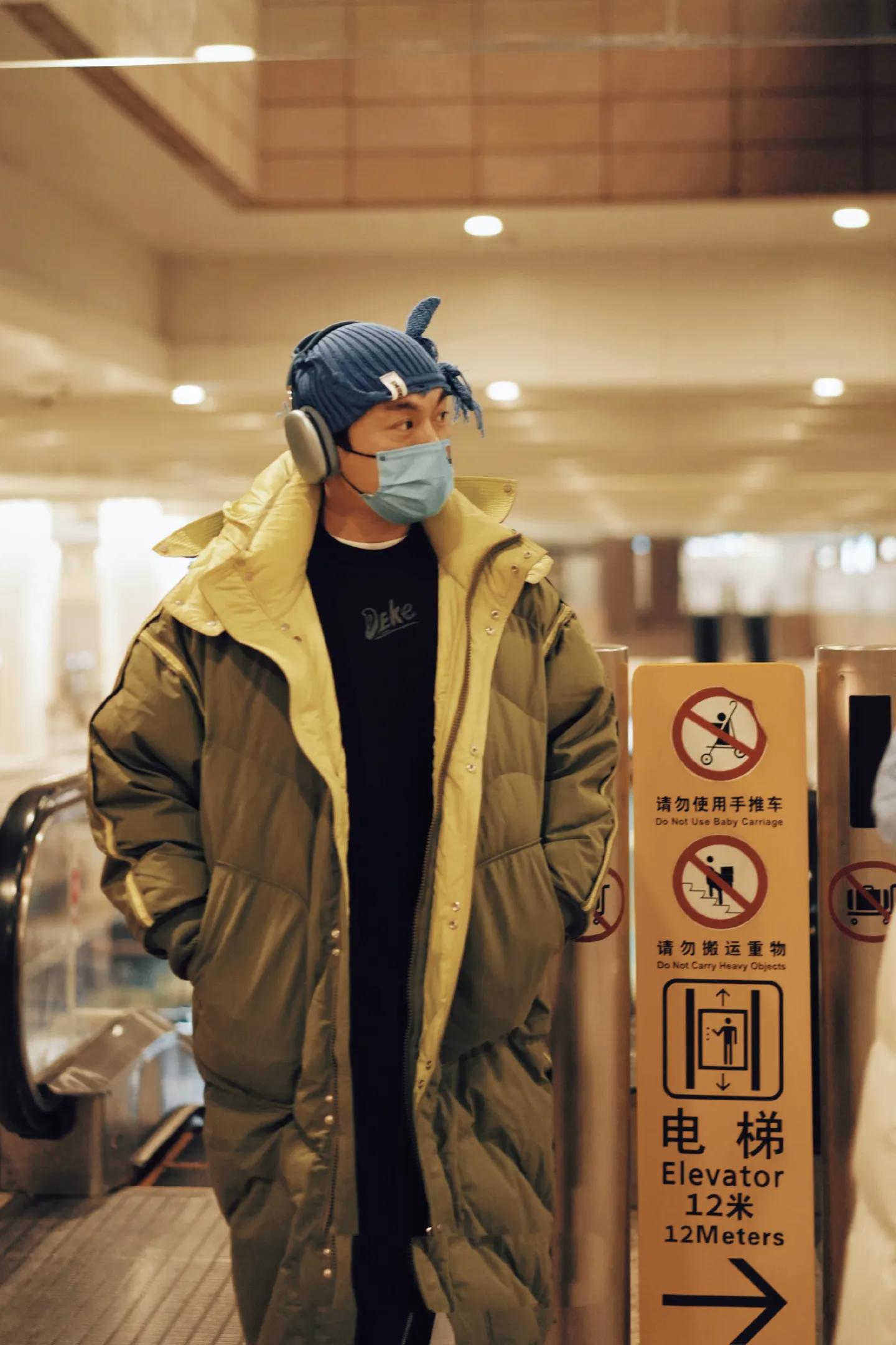 秦昊橘色羽绒服,秦昊同款外套