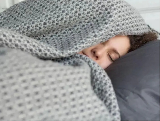 人最佳的睡眠时间是几点左右,成年人每天的最佳睡眠时间是什么