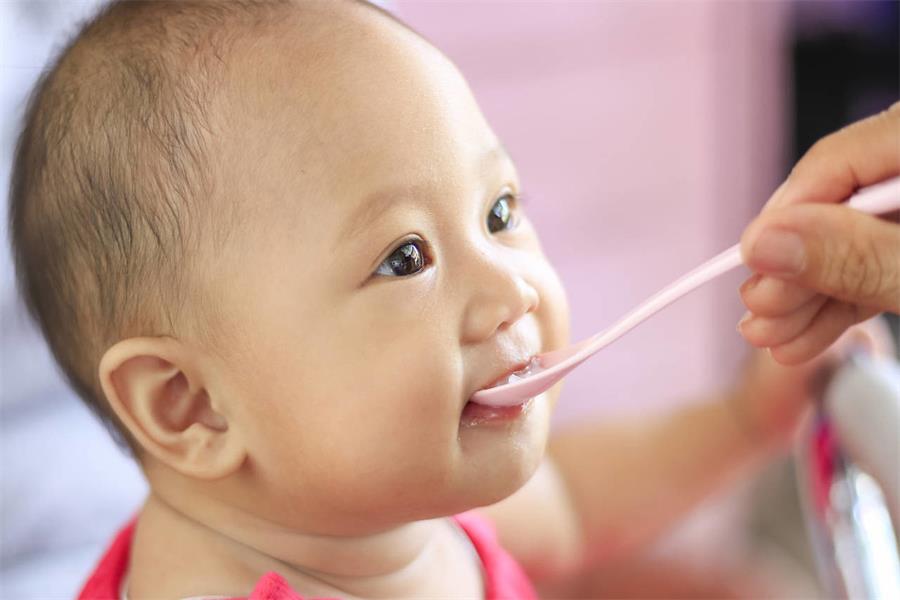 孩子不爱喝奶瓶有妙招,小孩不爱用奶嘴喝奶怎么办