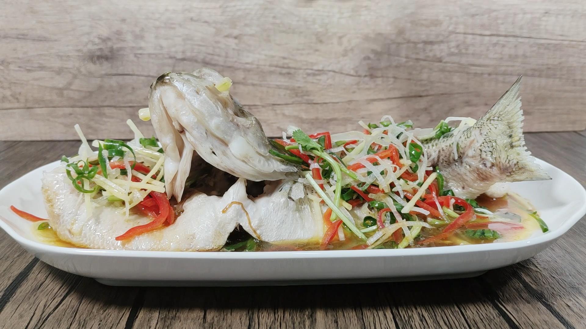 清蒸鲈鱼之前需如何处理一下,清蒸鲈鱼好吃的秘诀