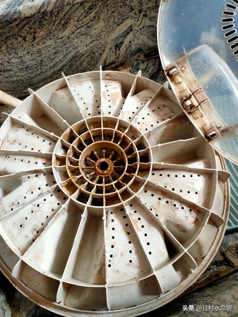 洗衣机褐色碎屑,洗衣机里有黑褐色的东西怎么回事