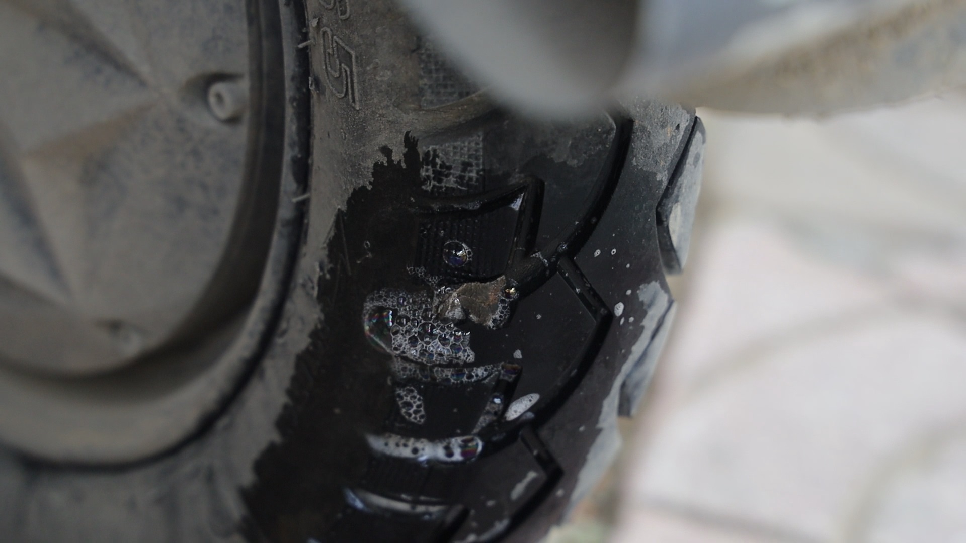 电动自行车轮胎查不到漏气的地方,电动自行车轮胎怎么老是漏气