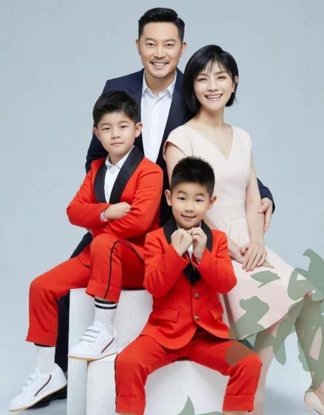 沙溢胡可全家福曝光！夫妻同框似父女，9岁儿子胖到认不出恐长残