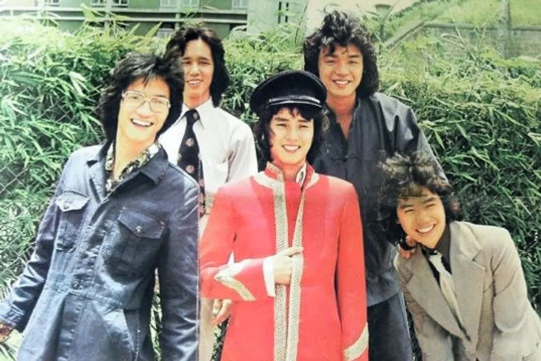 张国荣80年代天王巨星现场,80年代香港的天王巨星和天后