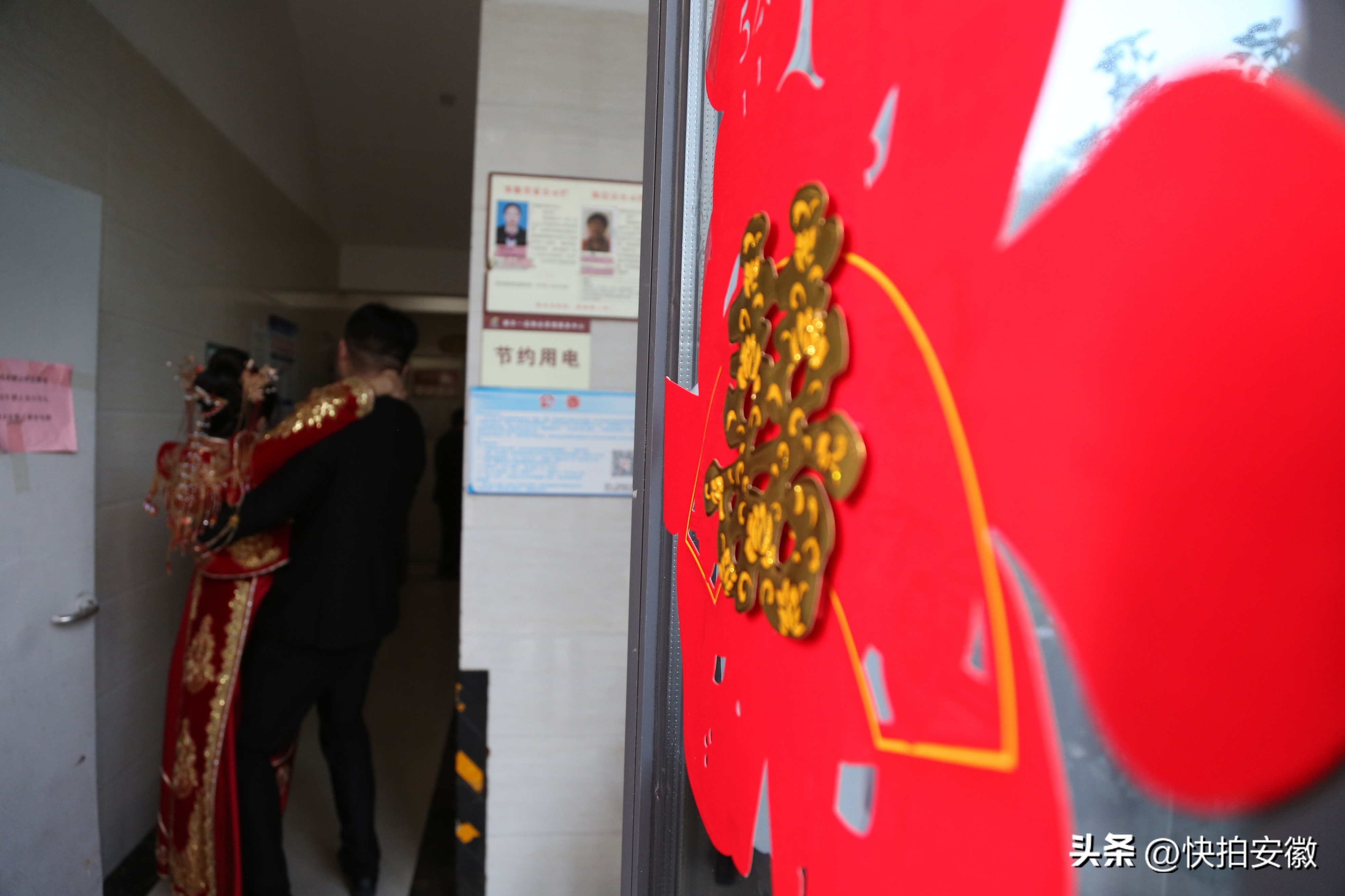 城里青年结婚无人闹洞房，婚床上用食物摆出4个大字寓意太暖了