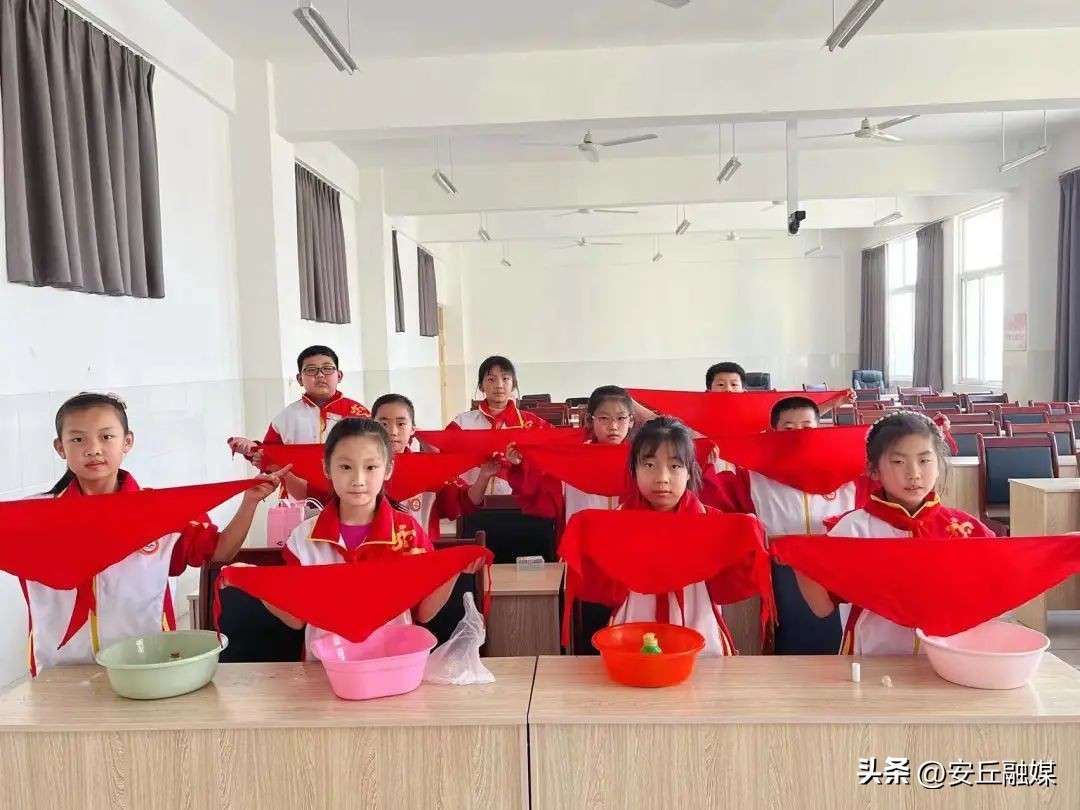 五一劳动节劳动最光荣小学一年级,小学五一劳动节社区劳动实践