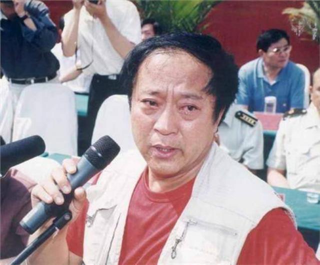 牛群和冯巩晚年见面,牛群辞官