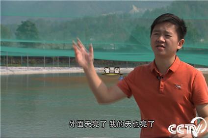 小伙养泥鳅年入百万,90后小伙养变异泥鳅
