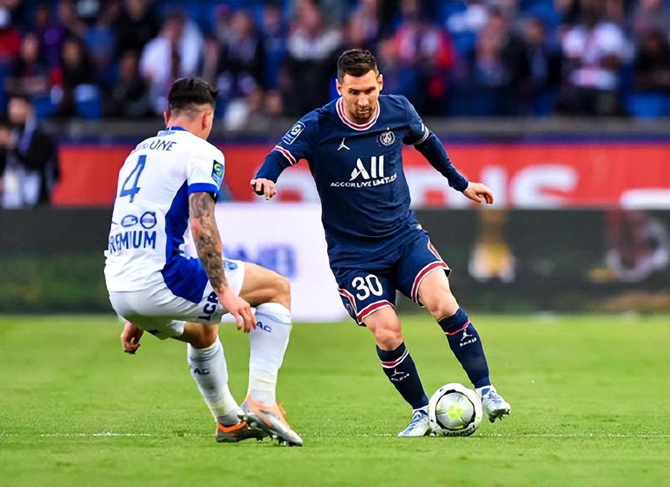 球王梅西神来之笔,梅西裁判吹哨