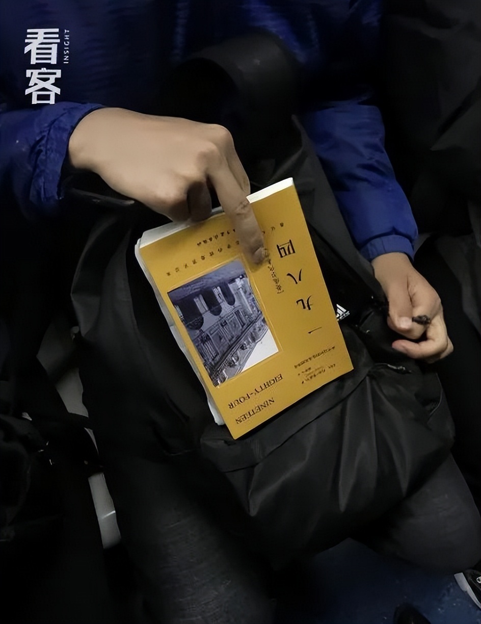 北京通勤路上，她用镜头记录2000个捧着书的人