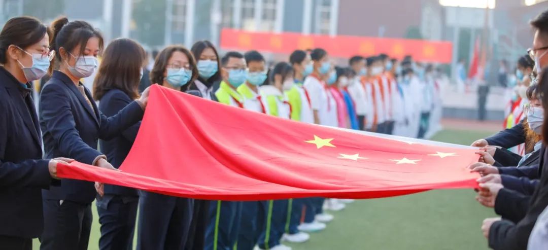千名学生传递巨幅国旗,开学典礼百人传旗