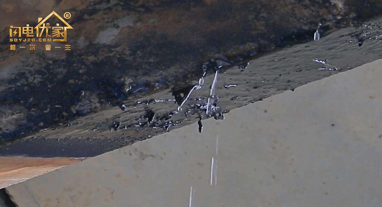 厕所主管道漏水到楼下谁负责,厕所漏水到楼下怎么补救