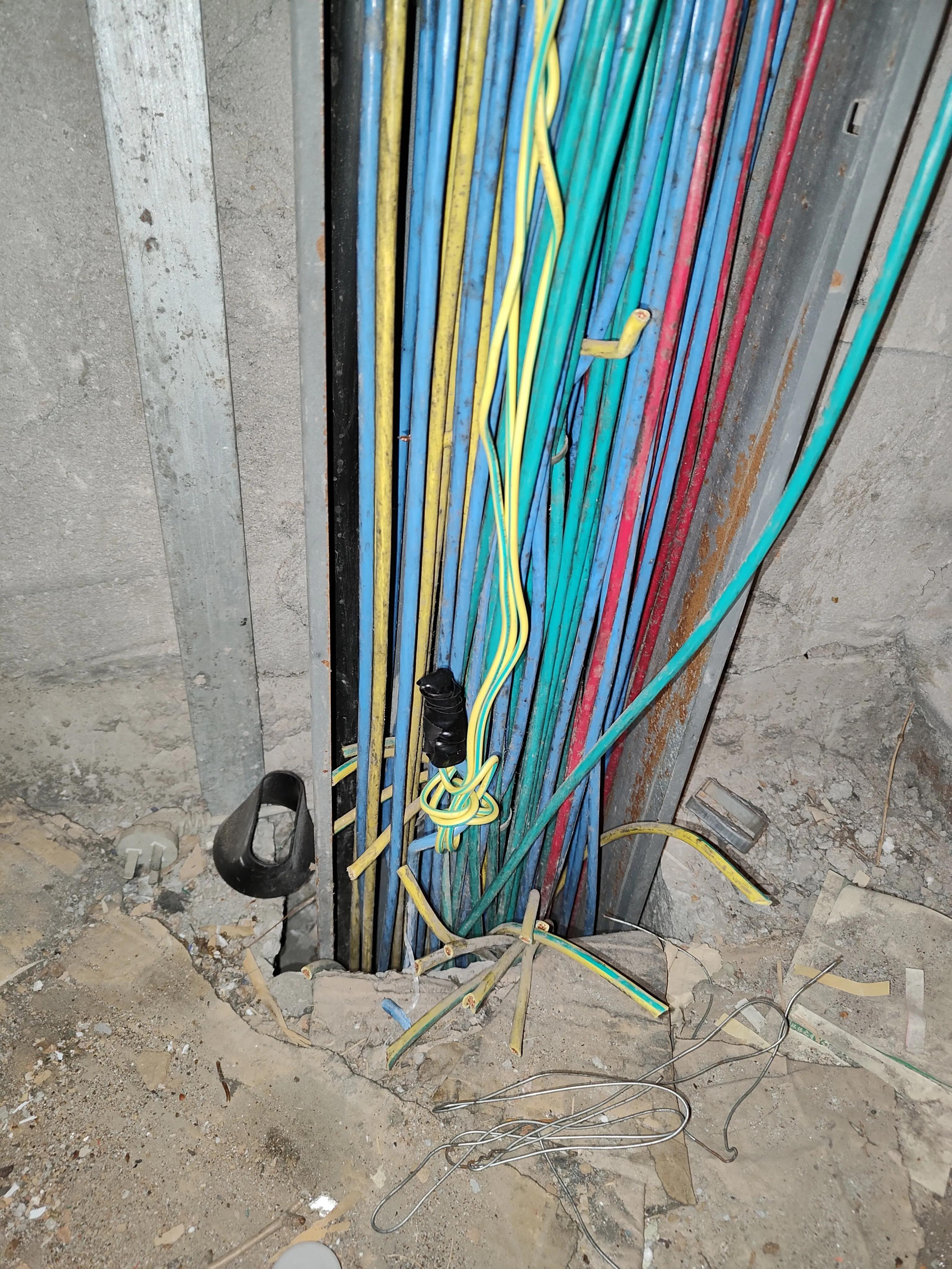 入户网线被剪断了怎么办,邻居恶意剪断我家照明电线违法吗