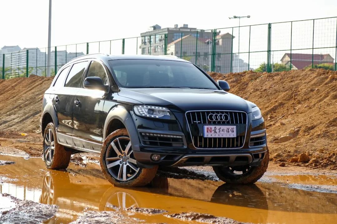 奥迪q7quattro脱困强大到可怕,奥迪07款q7quattro雪地爬坡
