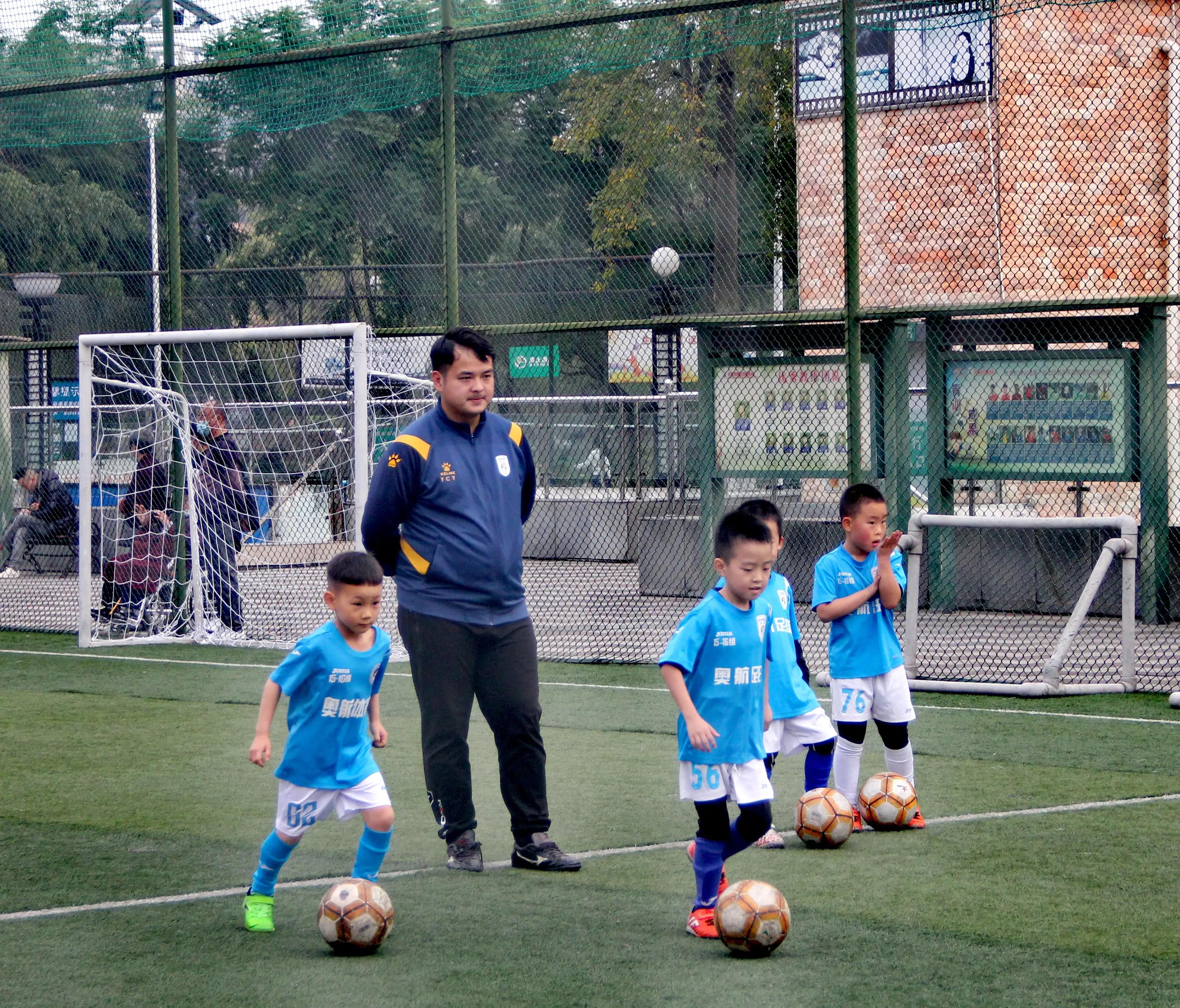 聚焦奥航少年风采：用青春的激情点燃对足球的热爱