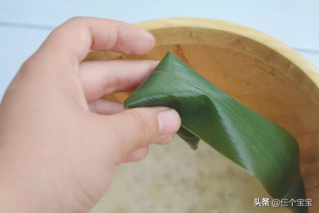 手残党怎么包四角粽子,六个月以上宝宝粽子做法