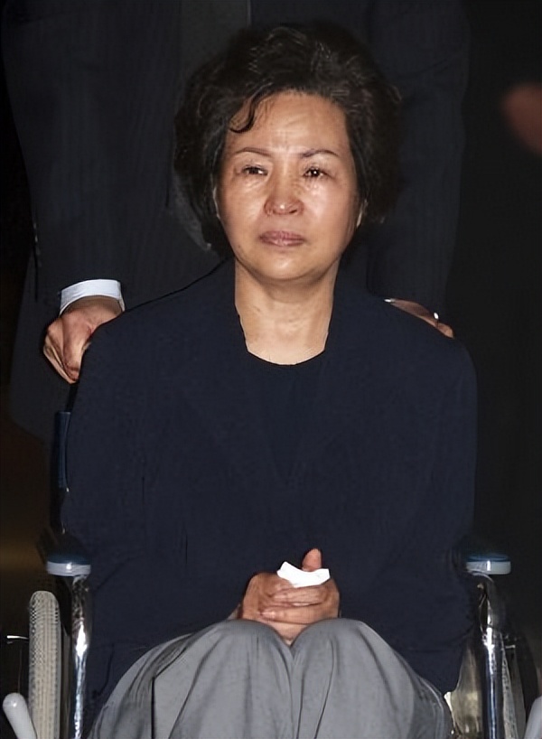 2009年，韩国前总统卢武铉跳崖身亡，女儿入狱，儿子在中国工作
