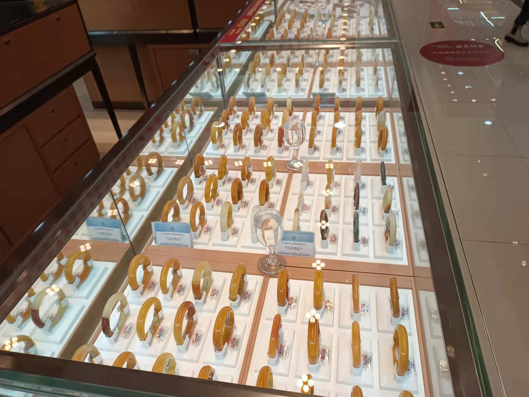 黄龙玉珠宝市场,玉石新贵黄龙玉