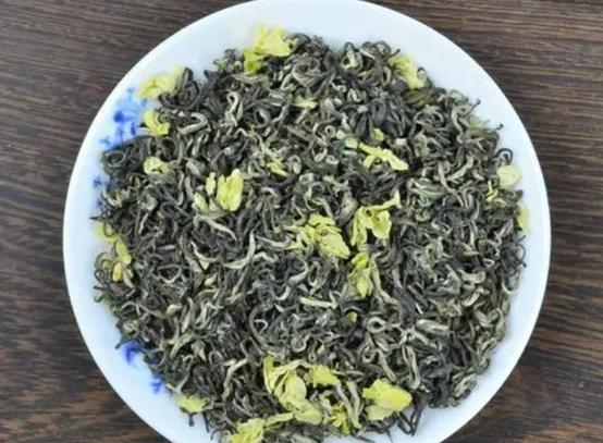 人到中年就要少吃油腻食物,人到了中年要少吃少喝哪些东西