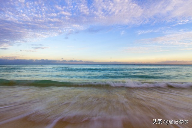 男子低头玩手机差点被绊倒,男子低头玩手机过马路被撞