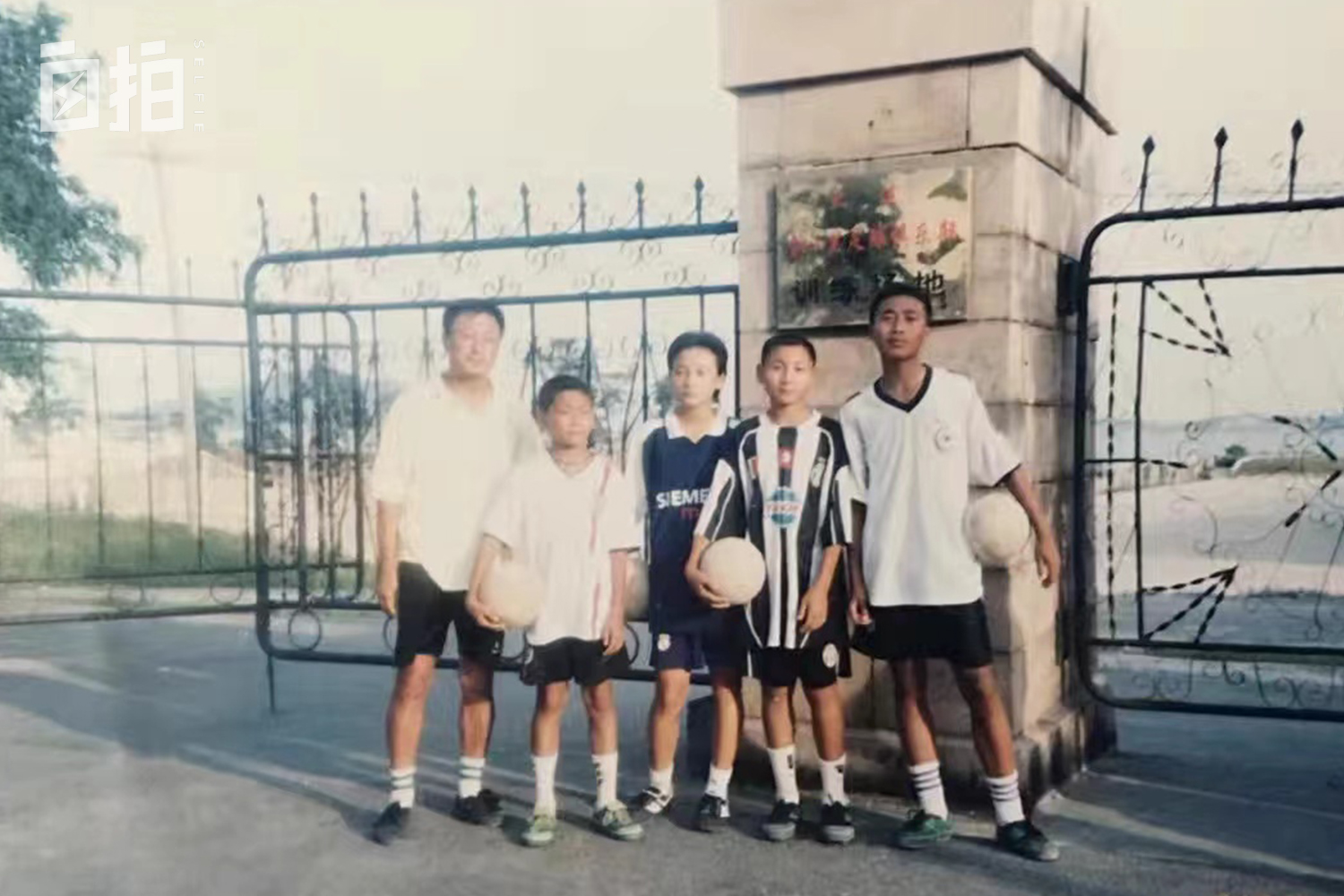 17岁开始踢职业足球还晚吗,我从几岁开始踢足球