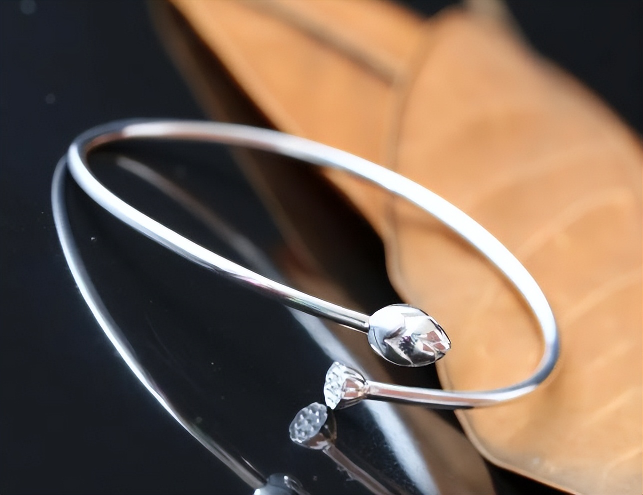 女性长期戴银手镯有什么好处,女性长期戴银手镯真的对身体好吗