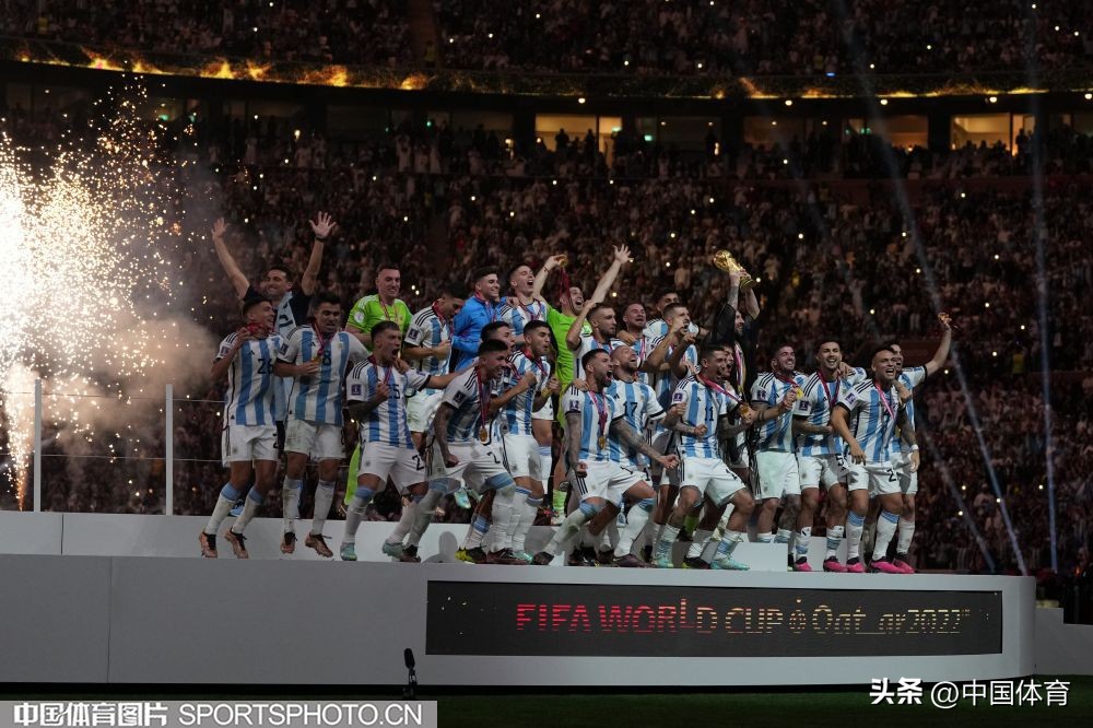 卡塔尔世界杯阿根廷捧起大力神杯,卡塔尔世界杯阿根廷大力神杯