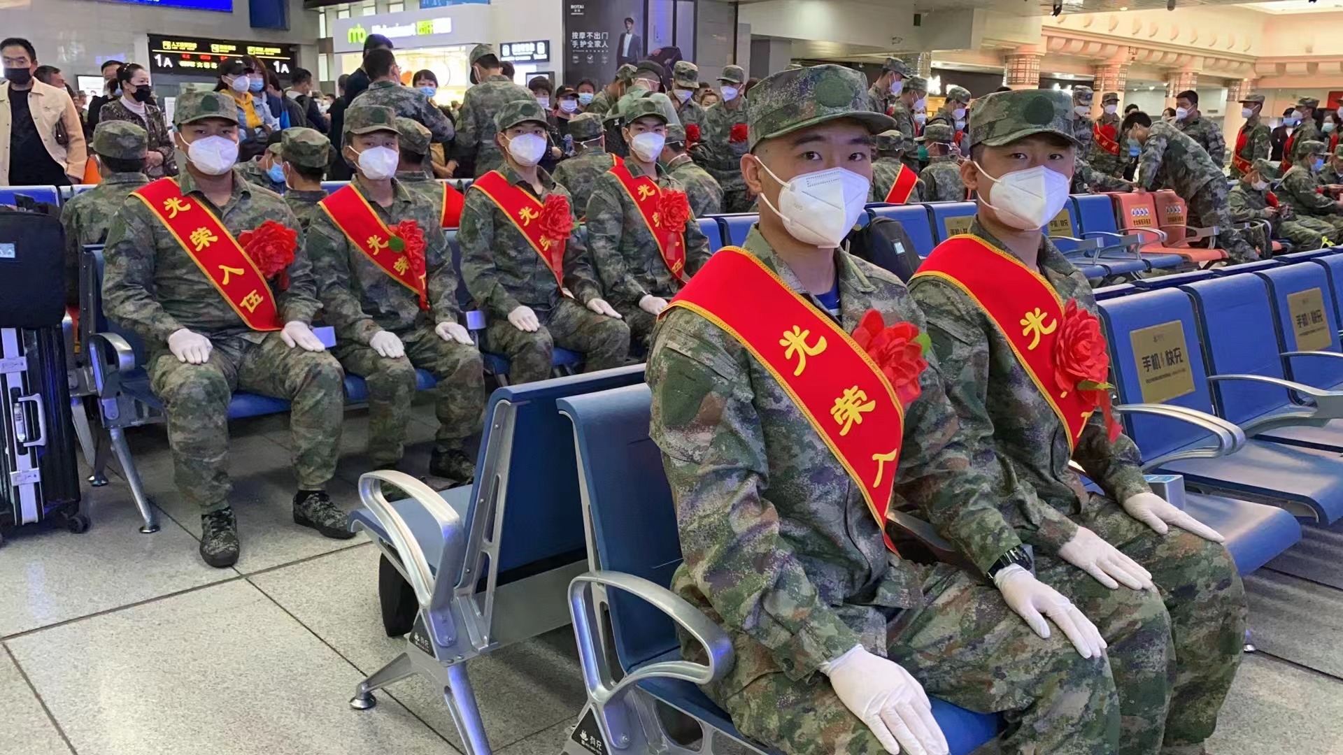 矢志从军报国绽放青*梦春**想辽宁省沈阳市2022年下半年新兵今日光荣启程奔赴军营