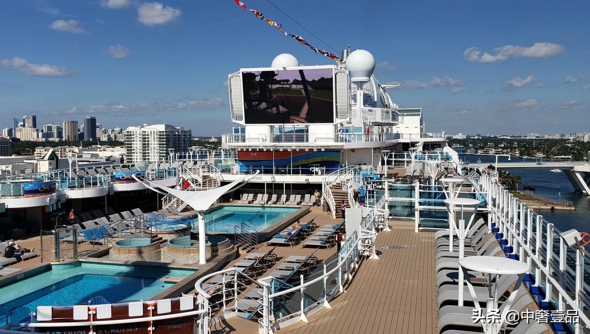 全球最新十大豪华邮轮,有多少艘邮轮才称得上大型邮轮
