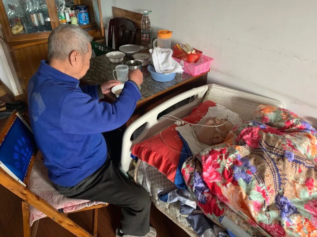 为卧床老人洗澡,为老人冬季洗澡每周几次