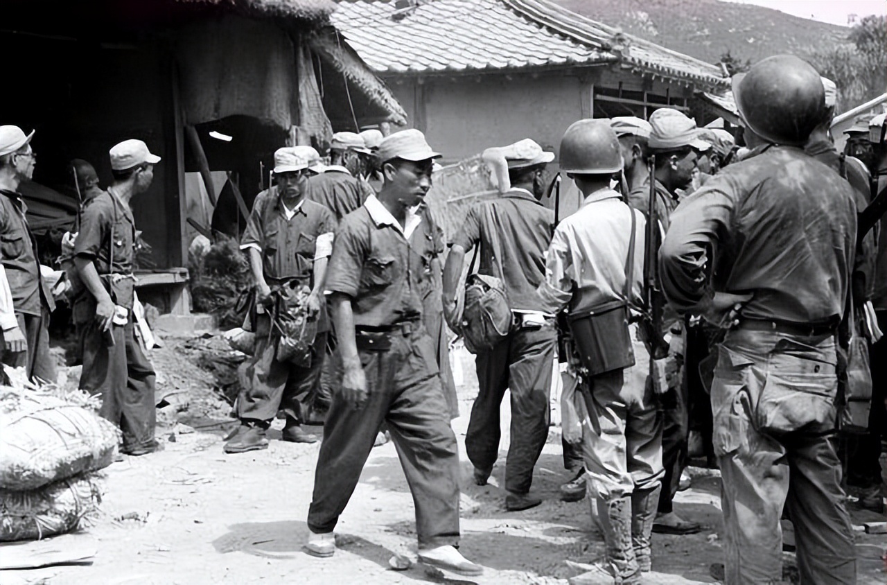 朝鲜军惨败后，后方只剩女性，我军高层严令：犯作风错误者枪毙