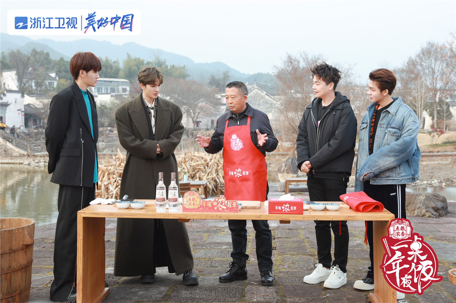 一桌年夜饭聚焦平安守护者,坚守岗位一人一道菜拼出团圆饭