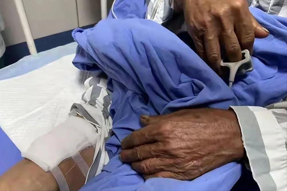 野外毒蛇咬伤急救方法,在农村路上碰到蛇怎么办