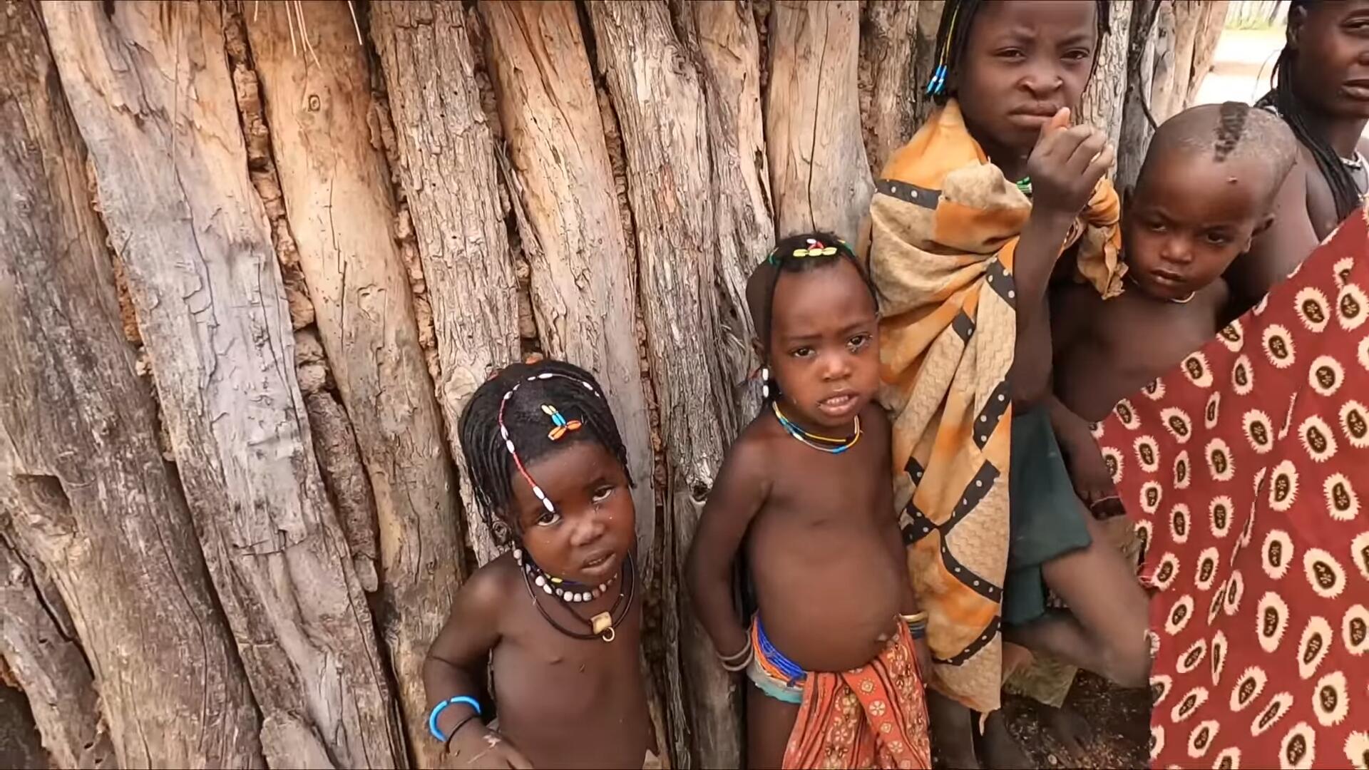 非洲神奇的部落，用牛粪做发型，偶遇不穿衣服的女孩