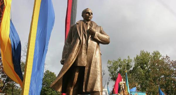 纳粹的帮凶,竟被乌克兰平反为“民族英雄”,受尽人民的尊敬爱戴