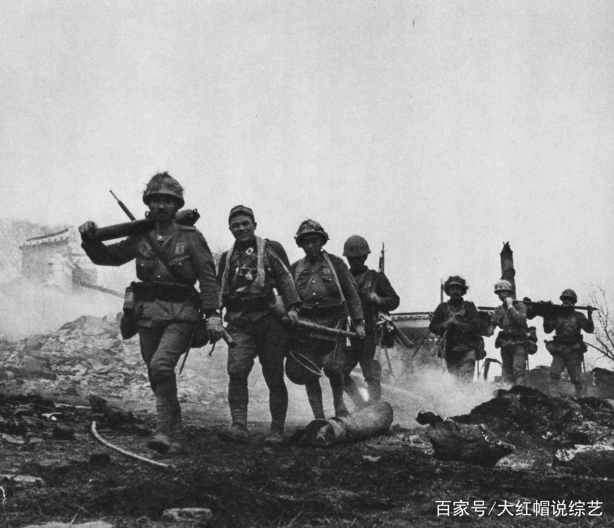 高个子伪军悄悄对他说：我先捆你一只胳膊，日本人就不再捆了…