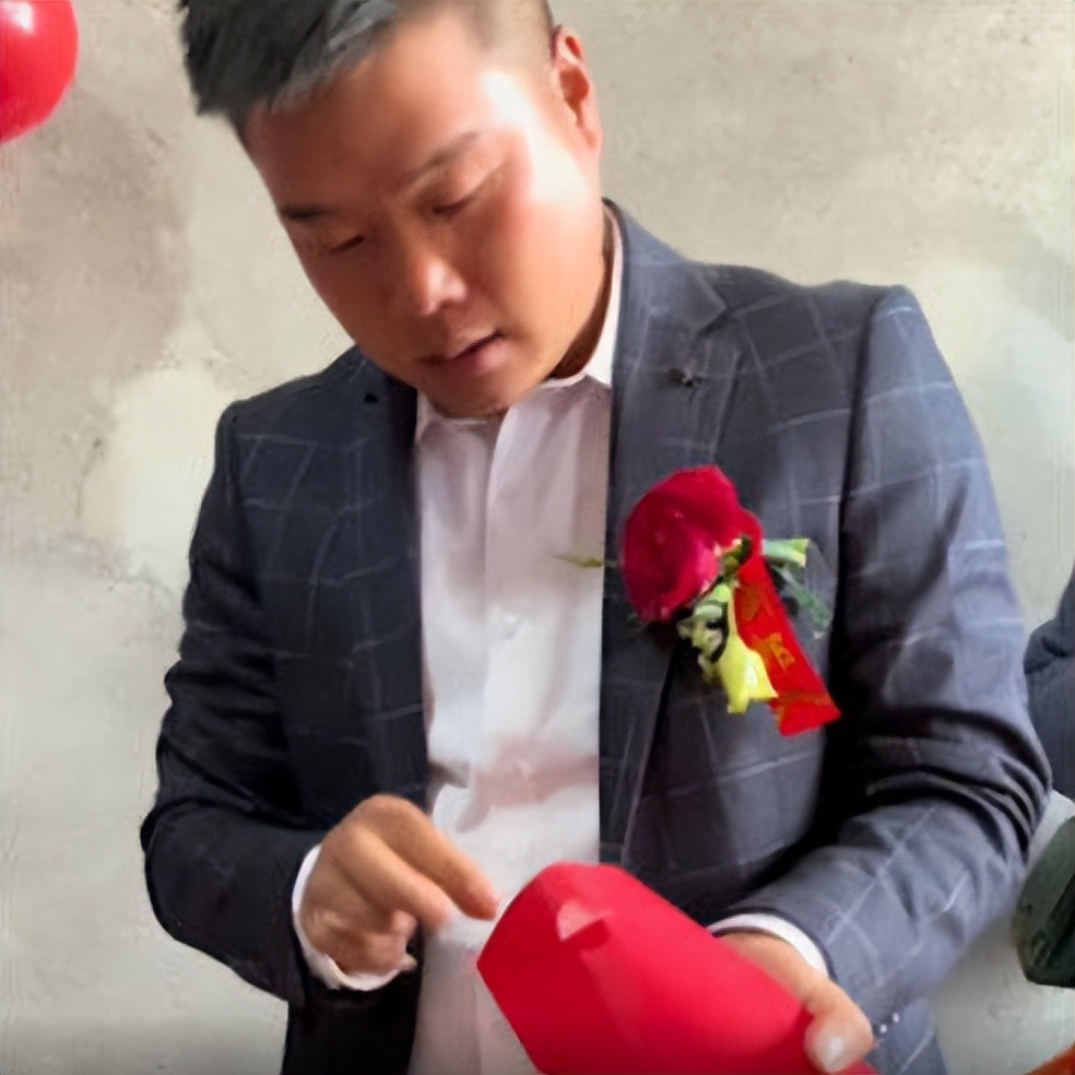 新郎接亲发800红包,江苏小伙结婚给丈母娘接亲