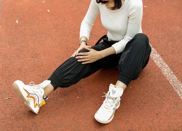 走多了膝盖疼，咋回事儿？用这几招，膝盖不再疼