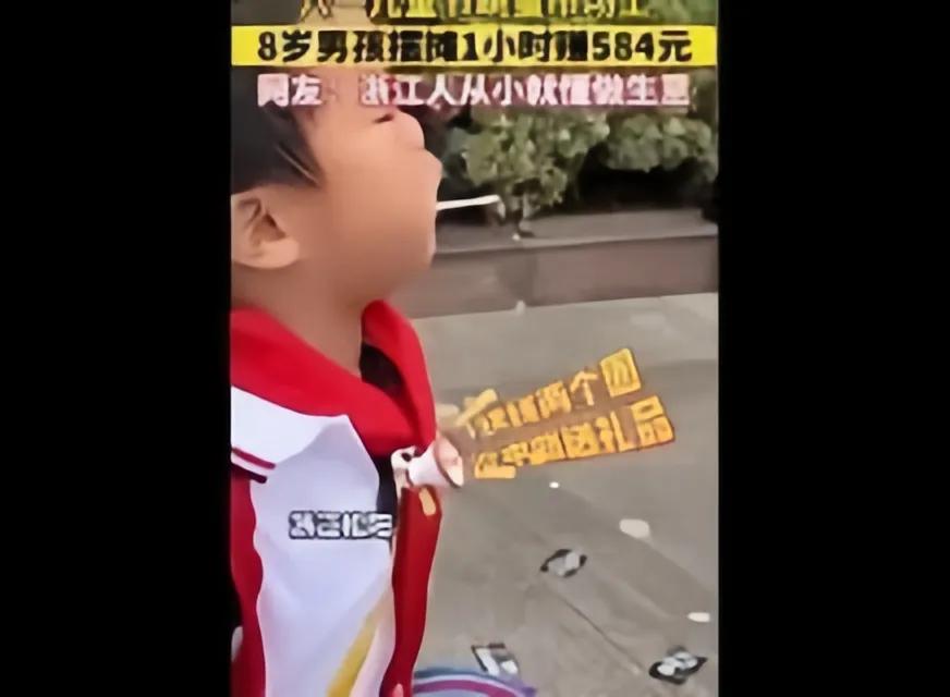 8岁男孩摆摊1小时赚584元画画,8岁男孩摆摊8天赚2万原视频