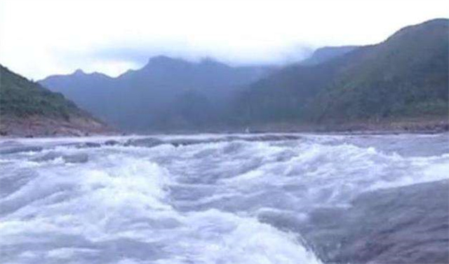 1935年大渡河边，一老秀才深夜见毛*东泽**，留下一句话救了两万红军