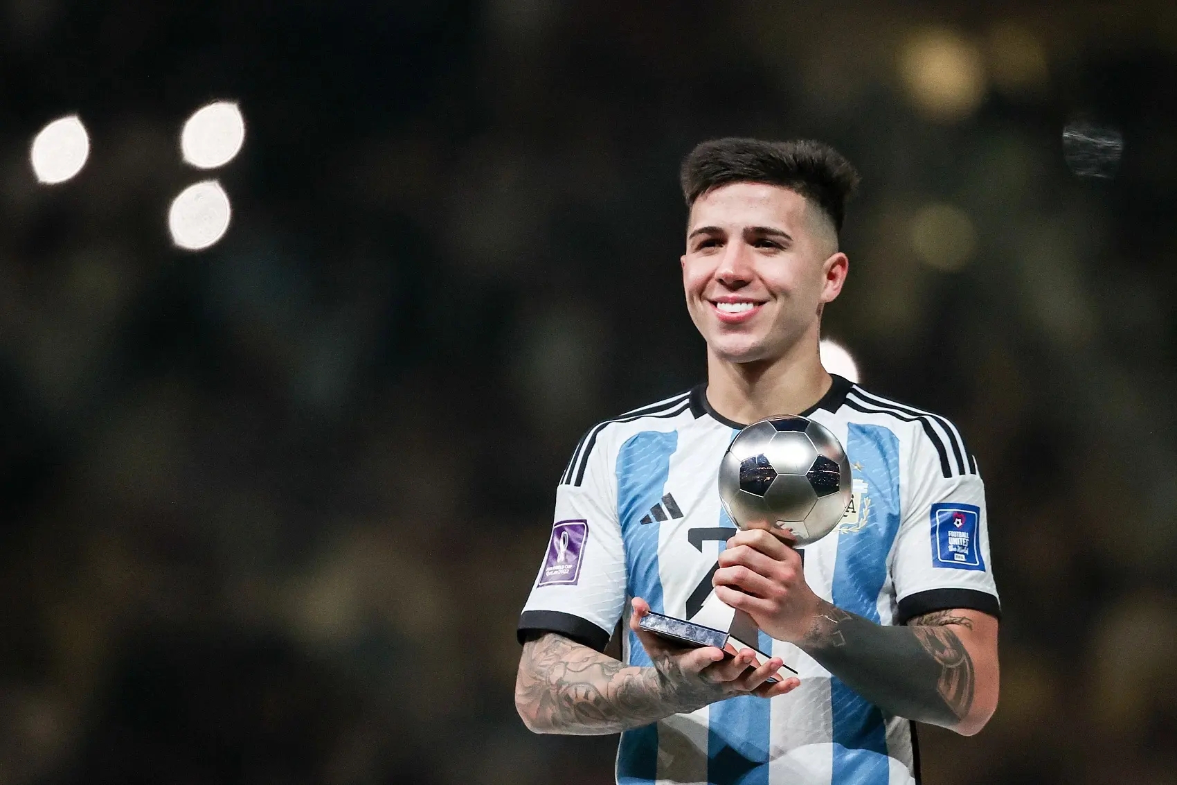 足坛妖星贝林厄姆与恩佐，谁的综合实力更强？谁的前景更被看好？